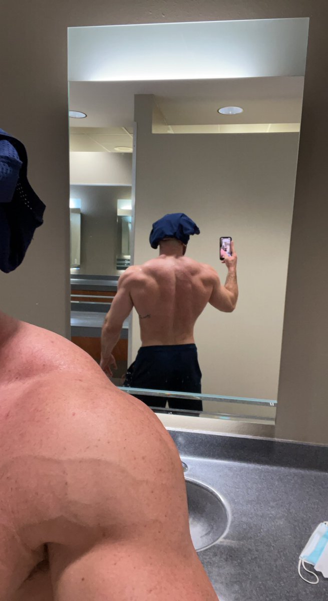 _MuscleMatt's tweet image. who all can show they got a thick mountainous back? tag me and show me. #musclestud #BackMassage #strongback #bigmuscle #malephysique @gay_muscle_net @MusculoDuroBlog @BigMuscleMen