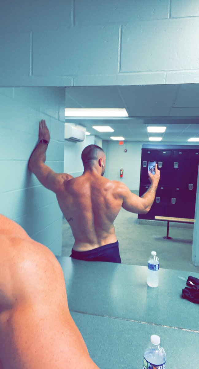 _MuscleMatt's tweet image. who all can show they got a thick mountainous back? tag me and show me. #musclestud #BackMassage #strongback #bigmuscle #malephysique @gay_muscle_net @MusculoDuroBlog @BigMuscleMen