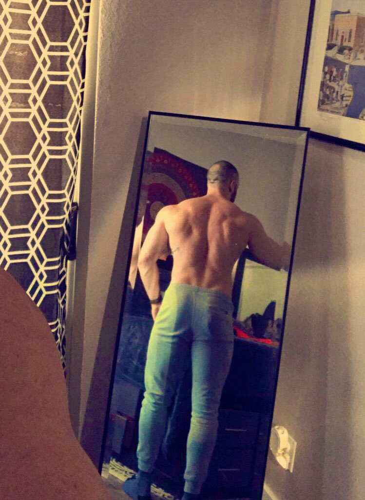 _MuscleMatt's tweet image. who all can show they got a thick mountainous back? tag me and show me. #musclestud #BackMassage #strongback #bigmuscle #malephysique @gay_muscle_net @MusculoDuroBlog @BigMuscleMen
