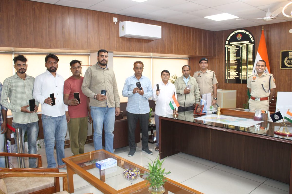 fatehabadpolice's tweet photo. फतेहाबाद पुलिस बनी भरोसे की पहचान – लाखों के मोबाइल लौटाकर जीता जनता का दिल*

*– तकनीक, टीमवर्क और ट्रस्ट की मिसाल बनी साइबर थाना फतेहाबाद की पहल*

@DGPHaryana 
@opsinghips 
@DiprHaryana 
@cmohry 
@NayabSainiBJP https://t.co/5fCvKjl36V