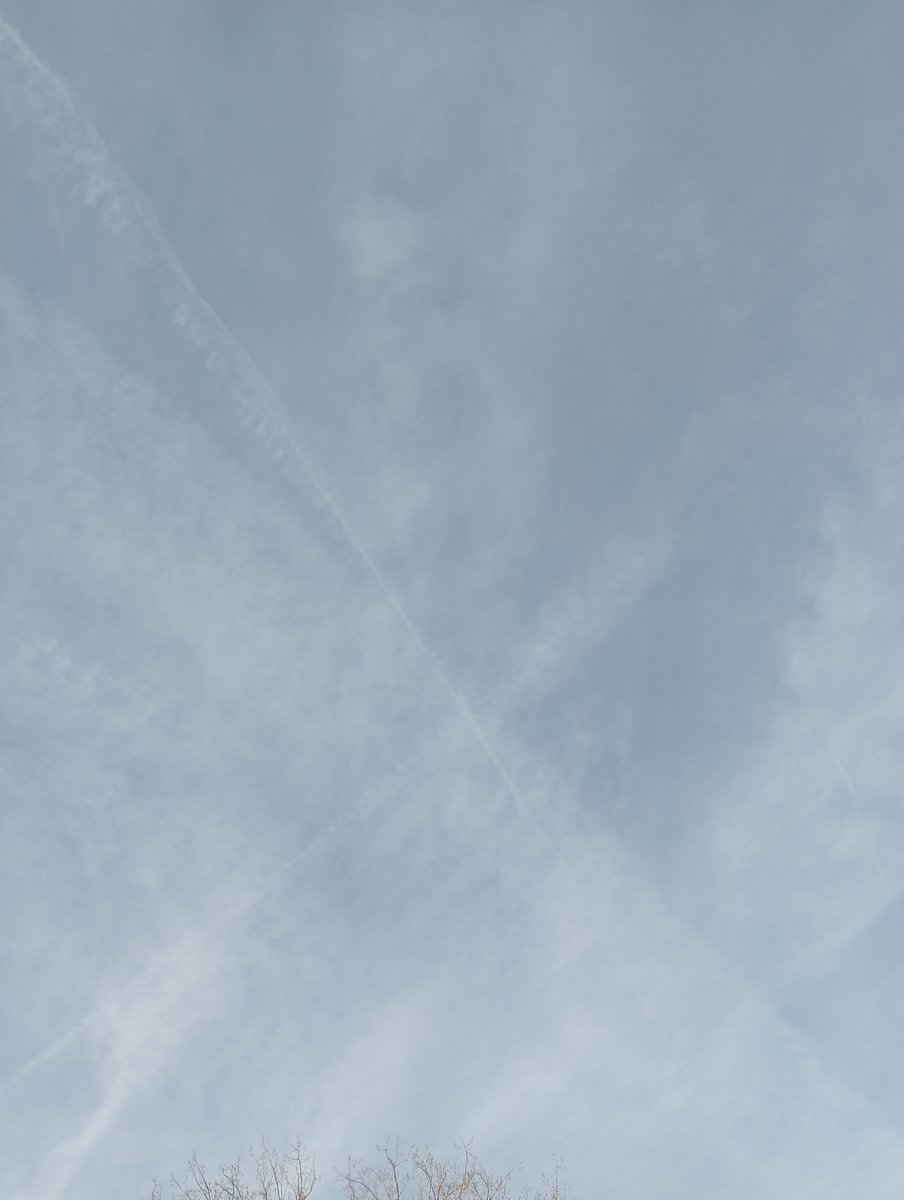 Lavante21575499's tweet image. The Netherlands, November 6th. Heavy spraying again. They&apos;ve been at it all night and continue dumping their poison on us during the day. This really needs to end. #GEOENGINEERING #HAARP #DOPPLER #NEXRAD #EISCAT  😷🤮💀☠️💩