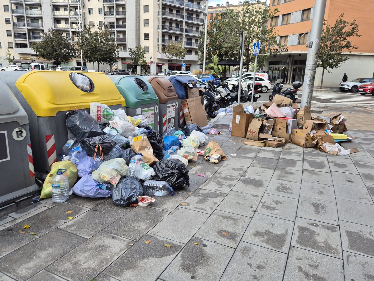 Sr. alcalde, hem suportat amenaces de vaga i al Ple, sopars amb uno de los nuestros, apropiament del nou contracte, augment brutal de l'impost, deixadesa, 2 anys de gestió lamentable. No demani més paciència. No ens en queda. <a href="/rvinualestgn/">Rubén Viñuales /♥️</a>, demani disculpes, que és el que pertoca