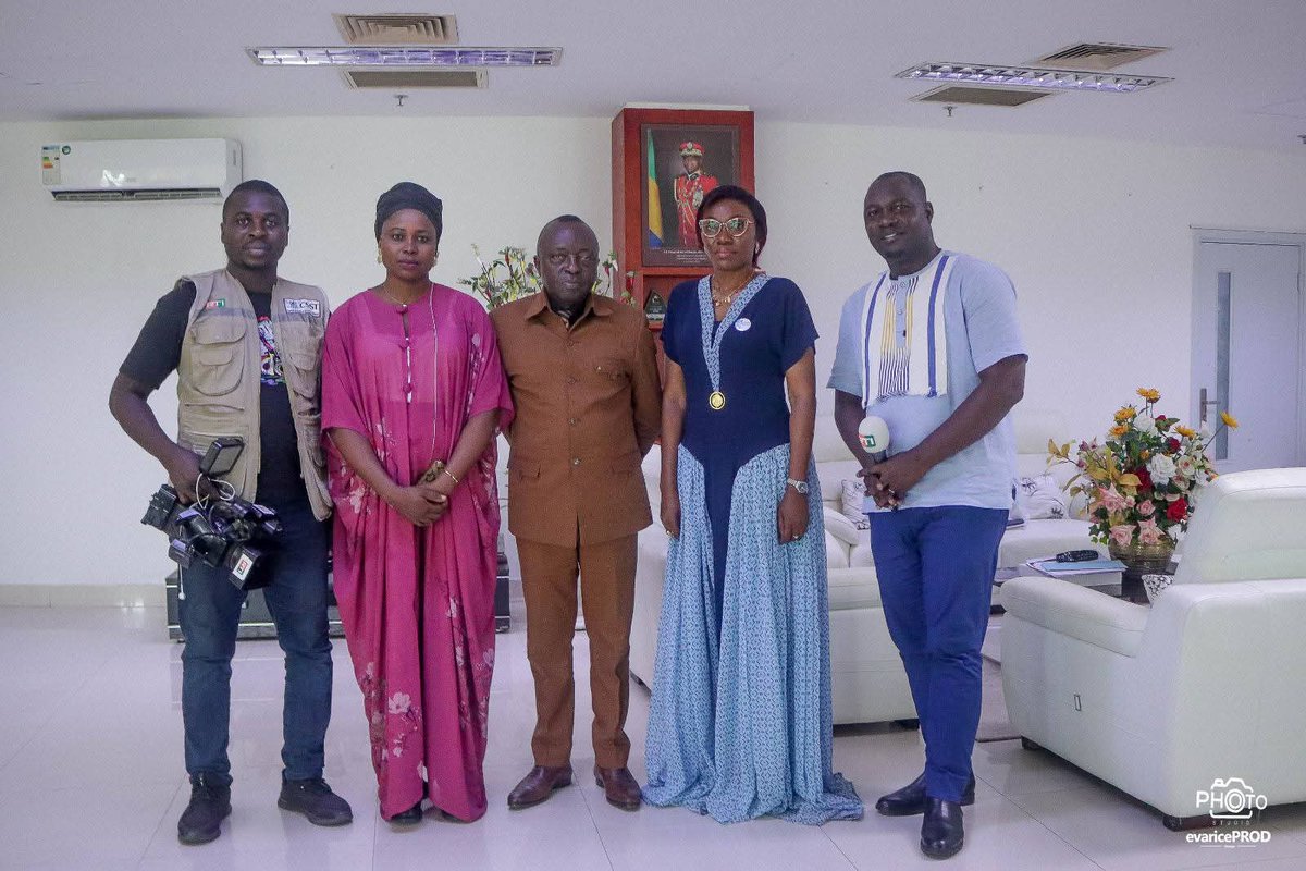 [CAN 2025- PRODUCTIONS RTI]
En prélude à la CAN,nous avons reçu la visite des reporters de la RTI, METCH Paul Samuel et BATCHIL Harouna présents au Gabon depuis le weekend dernier pour une série d'interviews. Après avoir réalisé la mienne, je les ai introduits chez le DG GTV