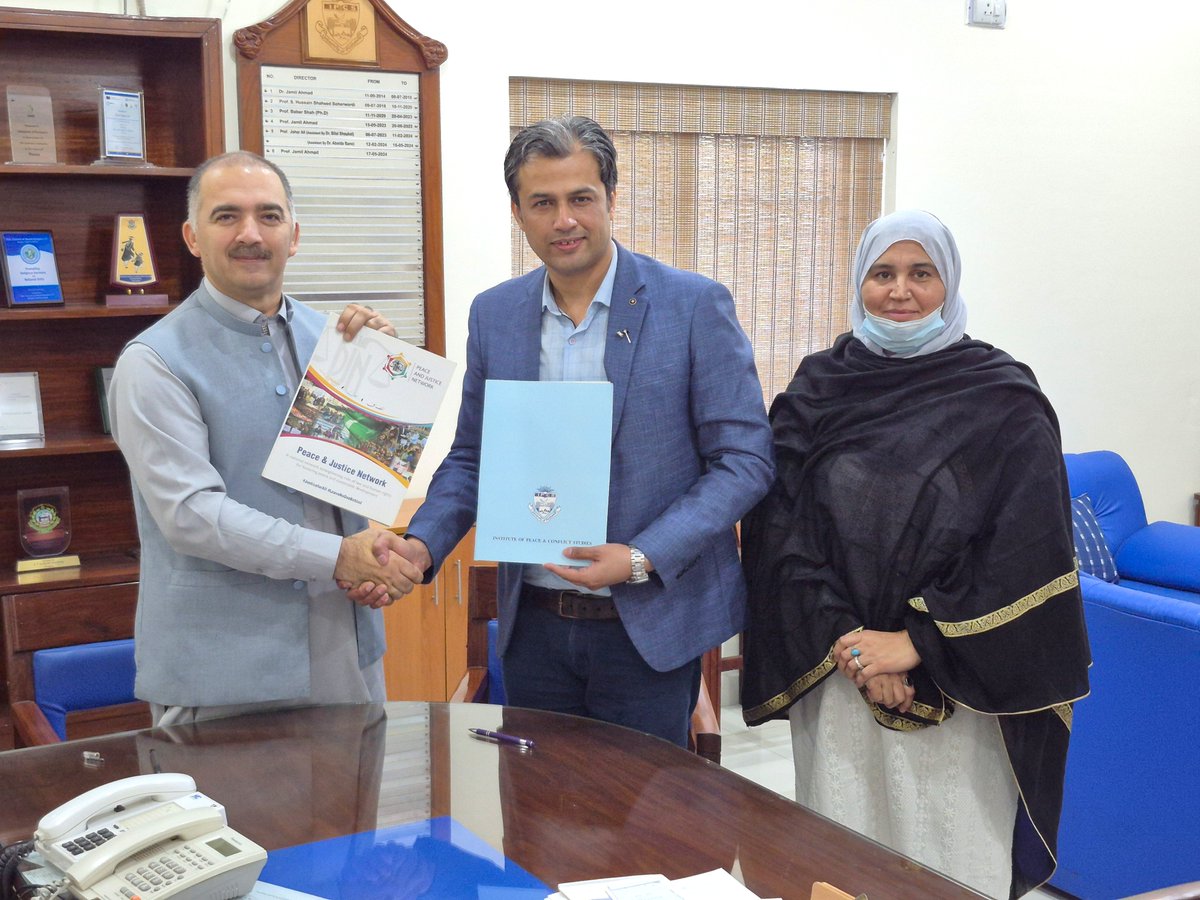 PJNPakistan's tweet image. 📜 We are delighted to share Peace &amp;amp; Justice Network #PJNPakistan and the Institute of Peace and Conflict Studies (#IPCS), have signed a #LetterofAgreement to advance joint action for promoting constitutional literacy, peacebuilding, human rights, justice, and strategic dialogue.