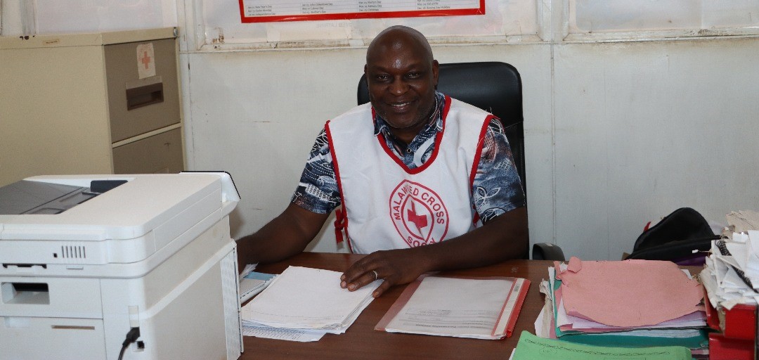 Red Cross volunteers respond to every crisis, supporting those displaced by conflict or disaster. <a href="/MalawiRedCross/">Malawi Red Cross Society</a> coordinates a network of 85,000 volunteers across the country, delivering humanitarian assistance to those in need. Elliot Nazonse leads this dedicated network.