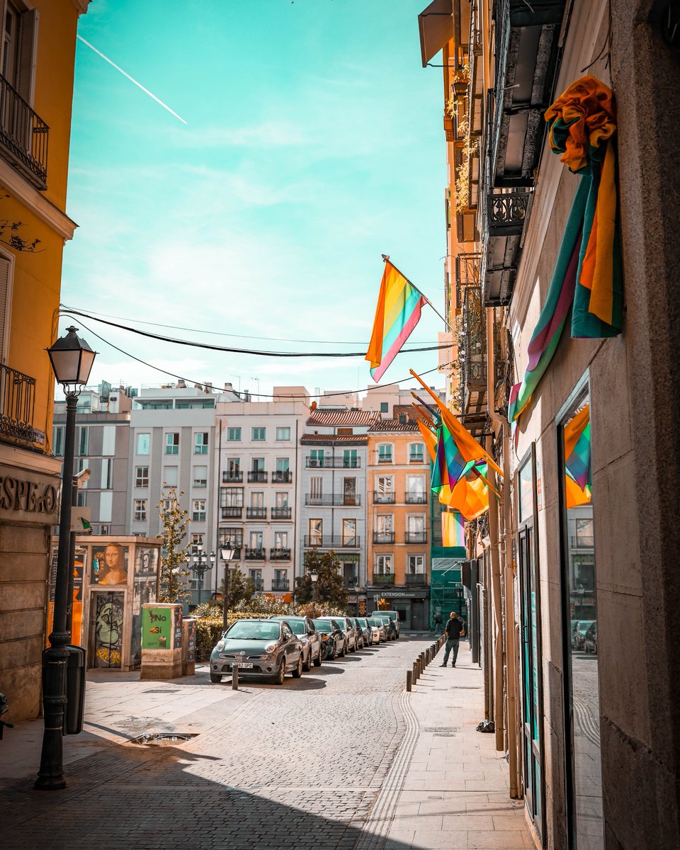Visita_Madrid's tweet image. Chueca combina la energía del centro con el carácter propio de los barrios madrileños. Perderse por sus calles y plazas es algo que sí o sí debes hacer cuando vengas a Madrid. 

#Madrid #Chueca #VisitMadrid