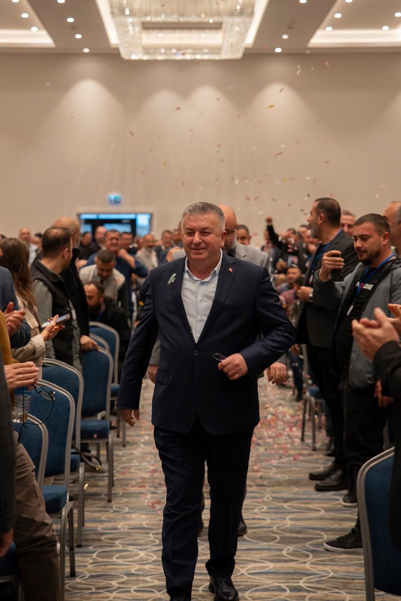 tes_is1963's tweet photo. ADAPAZARI ŞUBEMİZİN 13. OLAĞAN GENEL KURULU YAPILDI

Adapazarı Şubemizin 13. Olağan Genel Kurulu 1 Kasım 2025 tarihinde gerçekleştirilmiştir. Şubemizin Genel Kuruluna; Genel Başkanımız İrfan KABALOĞLU, Genel Başkan Yardımcımız Hüseyin ÖZİL, Genel Başkan Yardımcımız Naif BALANDİ, Genel Başkan Yardımcımız Dural KARAKOÇ, Genel Başkan Yardımcımız Adem AŞIKKUTLU, Genel Başkan Yardımcımız Eşref ERDEN, Genel Başkan Yardımcımız Fatih TÜLEK, şubelerimizin başkan ve yöneticileri ile delegeler ve üyelerimiz katılmıştır. 

Genel Başkanımız İrfan KABALOĞLU, Kongre’de yaptığı konuşmasında, geçmişten bugüne Adapazarı Şubemize bağlı işyerlerinde yaşananları ve sendikamızın yürüttüğü çalışmaları değerlendirdi. KABALOĞLU, SEDAŞ’ın özelleştirilmesi öncesinde taşeron çalışanların örgütlenmeleri ve toplu iş sözleşmesi​ kapsamına alınmaları, SEDAŞ taşeron işçilerinin kadroya alınmaları ve haklarının iyileştirilmesi için sahada ve hukuki düzeyde verilen mücadeleleri anlattı. TES-İŞ’in her zaman üyeleriyle birlikte hareket ettiğini vurgulayan KABALOĞLU, enerji işçilerinin elektrik, su ve gaz hizmetlerinde zor ve çok tehlikeli işlerde büyük fedakarlıklar göstererek çalıştıklarını ve Türkiye’nin enerji bağımsızlığı için önemli bir rol oynadıklarını belirtti.

Ekonomik krizler, yüksek enflasyon ve pandemi sürecinde en büyük bedeli yine emekçilerin ödediğini ifade eden KABALOĞLU, her ekonomik krizde faturayı işçilere kesen anlayıştan artık vazgeçilmesi gerektiğini dile getirdi. TES-İŞ’in kamu ve özel sektörde imzalanan toplu iş sözleşmeleriyle önemli kazanımlar elde ettiğini belirterek, iş risk ve güçlük primlerinde artış sağlandığını, üyelerin çalışma koşullarının iyileştirilmesi için yoğun çaba gösterildiğini kaydetti.

KABALOĞLU, taşeron işçiliğin tamamen ortadan kaldırılması gerektiğini, alt işveren şirketlerinde ve sulama birliklerinde çalışan emekçilere kadro verilmesi ve eşit işe eşit ücret ilkesinin uygulanması gerektiğini vurguladı. Ayrıca KHK ile kadroya geçen çalışanların tayin ve pozisyon sorunlarına kalıcı çözümler getirilmesi gerektiğini belirtti.

Gelir dağılımında adaletin sağlanması ve yüksek vergi dilimlerinin yarattığı mağduriyetin giderilmesi gerektiğini dile getiren KABALOĞLU, az kazanandan az, çok kazanandan çok vergi alınmasını ve adil bir vergi sistemi oluşturulması gerektiğini anlattı.

KABALOĞLU, TES-İŞ’in örgütlenme ve eğitim çalışmaları hakkında bilgi verdi, yeni üyelerin sendikamıza katıldığını ve geçtiğimiz iki yıl içerisinde 2.500 yönetici, temsilci ve üyemize eğitimler verildiğini anlattı. Sendikamızın gündemindeki diğer konulara ve sürdürülen çalışmalara değindi ve  Kongre’nin tüm teşkilatımıza hayırlı sonuçlar getirmesini diledi.

Genel Kurulun seçim sonuçlarına göre; Fuat AYVALIK Şube Başkanı olurken Şube Yönetim, Denetim ve Disiplin Kurulları aşağıdaki şekilde oluşmuştur. Kongrenin teşkilatımıza ve çalışma hayatına hayırlı sonuçlar getirmesini temenni eder, göreve seçilen arkadaşlarımıza başarılar dileriz.

Adapazarı Şube Yönetim Kurulu Üyeleri

Fuat AYVALIK
Şube Başkanı

Okan ALTINIŞIK
Şube Genel Sekreteri

Muammer DURMUŞ
Şube Mali Sekreteri

Levent PEHLİVAN
Şube Teşkilat Sekreteri

Halil YAZICIOĞLU
Şube Eğitim Sekreteri

Denetim Kurulu Üyeleri
Taner TURAN
Burhan KAYA
Duran BARAN

Disiplin Kurulu Üyeleri
Serkan ATASAYAR
İbrahim ÖZTÜRK
Yusuf ŞAHİN