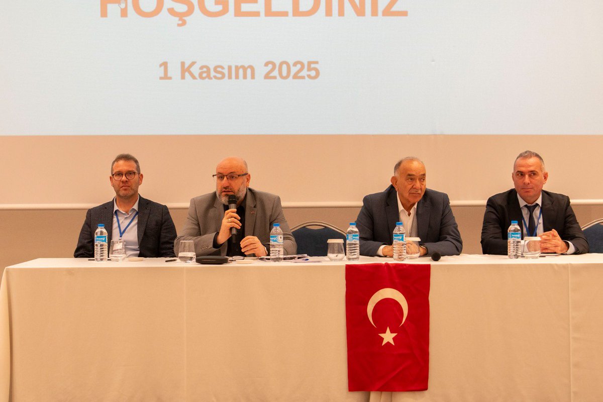 tes_is1963's tweet photo. ADAPAZARI ŞUBEMİZİN 13. OLAĞAN GENEL KURULU YAPILDI

Adapazarı Şubemizin 13. Olağan Genel Kurulu 1 Kasım 2025 tarihinde gerçekleştirilmiştir. Şubemizin Genel Kuruluna; Genel Başkanımız İrfan KABALOĞLU, Genel Başkan Yardımcımız Hüseyin ÖZİL, Genel Başkan Yardımcımız Naif BALANDİ, Genel Başkan Yardımcımız Dural KARAKOÇ, Genel Başkan Yardımcımız Adem AŞIKKUTLU, Genel Başkan Yardımcımız Eşref ERDEN, Genel Başkan Yardımcımız Fatih TÜLEK, şubelerimizin başkan ve yöneticileri ile delegeler ve üyelerimiz katılmıştır. 

Genel Başkanımız İrfan KABALOĞLU, Kongre’de yaptığı konuşmasında, geçmişten bugüne Adapazarı Şubemize bağlı işyerlerinde yaşananları ve sendikamızın yürüttüğü çalışmaları değerlendirdi. KABALOĞLU, SEDAŞ’ın özelleştirilmesi öncesinde taşeron çalışanların örgütlenmeleri ve toplu iş sözleşmesi​ kapsamına alınmaları, SEDAŞ taşeron işçilerinin kadroya alınmaları ve haklarının iyileştirilmesi için sahada ve hukuki düzeyde verilen mücadeleleri anlattı. TES-İŞ’in her zaman üyeleriyle birlikte hareket ettiğini vurgulayan KABALOĞLU, enerji işçilerinin elektrik, su ve gaz hizmetlerinde zor ve çok tehlikeli işlerde büyük fedakarlıklar göstererek çalıştıklarını ve Türkiye’nin enerji bağımsızlığı için önemli bir rol oynadıklarını belirtti.

Ekonomik krizler, yüksek enflasyon ve pandemi sürecinde en büyük bedeli yine emekçilerin ödediğini ifade eden KABALOĞLU, her ekonomik krizde faturayı işçilere kesen anlayıştan artık vazgeçilmesi gerektiğini dile getirdi. TES-İŞ’in kamu ve özel sektörde imzalanan toplu iş sözleşmeleriyle önemli kazanımlar elde ettiğini belirterek, iş risk ve güçlük primlerinde artış sağlandığını, üyelerin çalışma koşullarının iyileştirilmesi için yoğun çaba gösterildiğini kaydetti.

KABALOĞLU, taşeron işçiliğin tamamen ortadan kaldırılması gerektiğini, alt işveren şirketlerinde ve sulama birliklerinde çalışan emekçilere kadro verilmesi ve eşit işe eşit ücret ilkesinin uygulanması gerektiğini vurguladı. Ayrıca KHK ile kadroya geçen çalışanların tayin ve pozisyon sorunlarına kalıcı çözümler getirilmesi gerektiğini belirtti.

Gelir dağılımında adaletin sağlanması ve yüksek vergi dilimlerinin yarattığı mağduriyetin giderilmesi gerektiğini dile getiren KABALOĞLU, az kazanandan az, çok kazanandan çok vergi alınmasını ve adil bir vergi sistemi oluşturulması gerektiğini anlattı.

KABALOĞLU, TES-İŞ’in örgütlenme ve eğitim çalışmaları hakkında bilgi verdi, yeni üyelerin sendikamıza katıldığını ve geçtiğimiz iki yıl içerisinde 2.500 yönetici, temsilci ve üyemize eğitimler verildiğini anlattı. Sendikamızın gündemindeki diğer konulara ve sürdürülen çalışmalara değindi ve  Kongre’nin tüm teşkilatımıza hayırlı sonuçlar getirmesini diledi.

Genel Kurulun seçim sonuçlarına göre; Fuat AYVALIK Şube Başkanı olurken Şube Yönetim, Denetim ve Disiplin Kurulları aşağıdaki şekilde oluşmuştur. Kongrenin teşkilatımıza ve çalışma hayatına hayırlı sonuçlar getirmesini temenni eder, göreve seçilen arkadaşlarımıza başarılar dileriz.

Adapazarı Şube Yönetim Kurulu Üyeleri

Fuat AYVALIK
Şube Başkanı

Okan ALTINIŞIK
Şube Genel Sekreteri

Muammer DURMUŞ
Şube Mali Sekreteri

Levent PEHLİVAN
Şube Teşkilat Sekreteri

Halil YAZICIOĞLU
Şube Eğitim Sekreteri

Denetim Kurulu Üyeleri
Taner TURAN
Burhan KAYA
Duran BARAN

Disiplin Kurulu Üyeleri
Serkan ATASAYAR
İbrahim ÖZTÜRK
Yusuf ŞAHİN