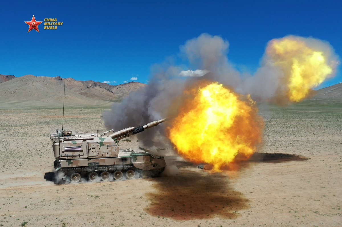 ChinaMilBugle's tweet photo. Live-fire: A #PLZ-05 155mm self-propelled #howitzer attached to a brigade under Chinese #PLA 76th #GroupArmy fires at mock target in a live-fire shooting training exercise. #Chinamilitary https://t.co/4XADiEba3S