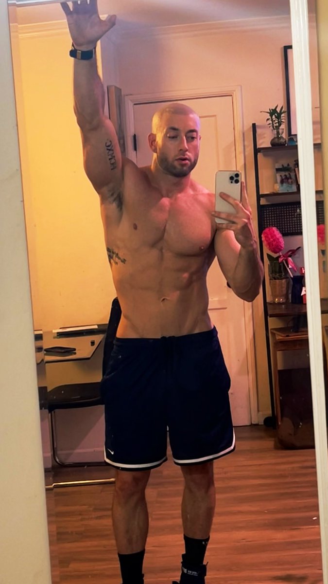 _MuscleMatt's tweet image. Venmo me $5 if you love and appreciate the dedication and hard work it takes to build a hard-earned MALE MUSCLE BODY! this shit don’t come easy!  Venmo: MMAtthew1