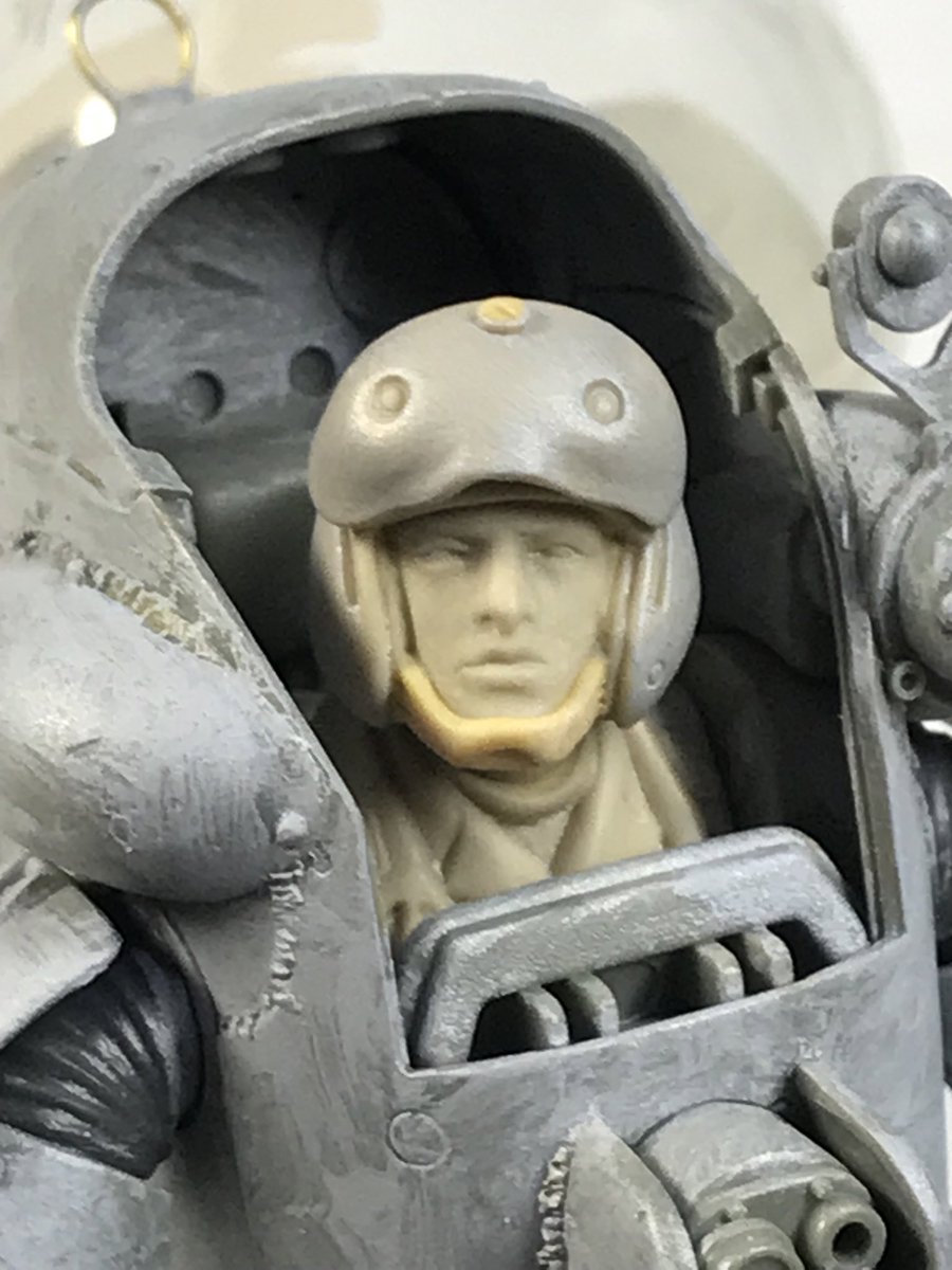 ウェーブのグッカーの制作。
機体各部に溶接跡を付けて、少し余ったエポパテでパイロットのアゴ部分にガードを付けてみた。
カッコ良くなったと自画自賛！