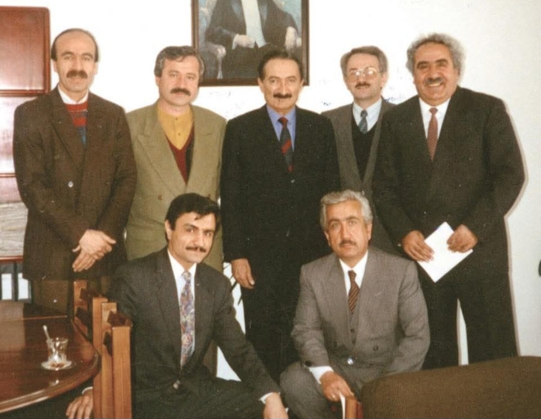 Bülent Ecevit'i 5 Kasım 2006'da kaybettik. Ruhu şad olsun. 80 öncesinin siyasi ikliminde çok tartıştık, kavgalar ettik. 80 sonrasında müthiş bir özeleştiri yaparak kendi özgün siyasi çizgisini inşa etti. DSP'yi kurduğunda benim o zamanki oturduğum eve komşu binayı tuttu. Rahşan