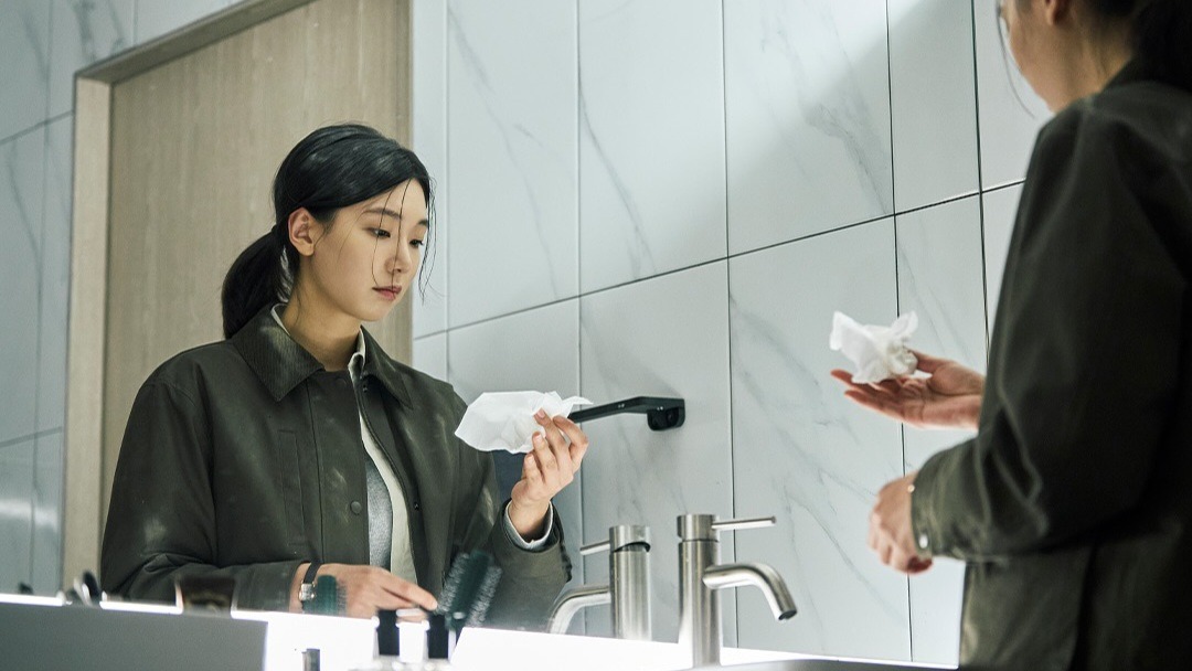 •kdm• survival psychological thriller yang mempertanyakan dilema moral "Sampai sejauh mana seseorang akan melangkah demi kebebasan dan keselamatan dirinya?" 🔪🩸

AS YOU STOOD BY tayang besok full 8 episode di Netflix jam 15.00.
who's excited? 🙋‍♀️