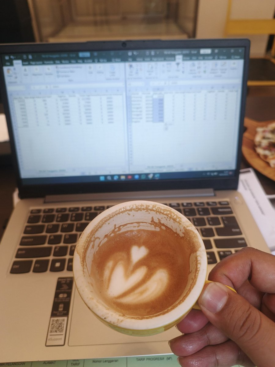 nashnasays's tweet photo. Kemarin agak kaget dikit aja, ternyata ketika pesen magic di salah satu coffeeshop di Surabaya, ternyata rasanya hampir sama dengan buatanku di rumah. 
Hampir sama karena di rumah tanpa mesin espresso cuman modal mokapot. https://t.co/mEc22LRFKu