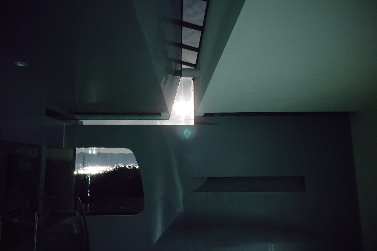 リア美エントランスホール東側の窓越しに月が見えます。もの凄く明るいです。
太陽光の反射…太陽凄すぎ。