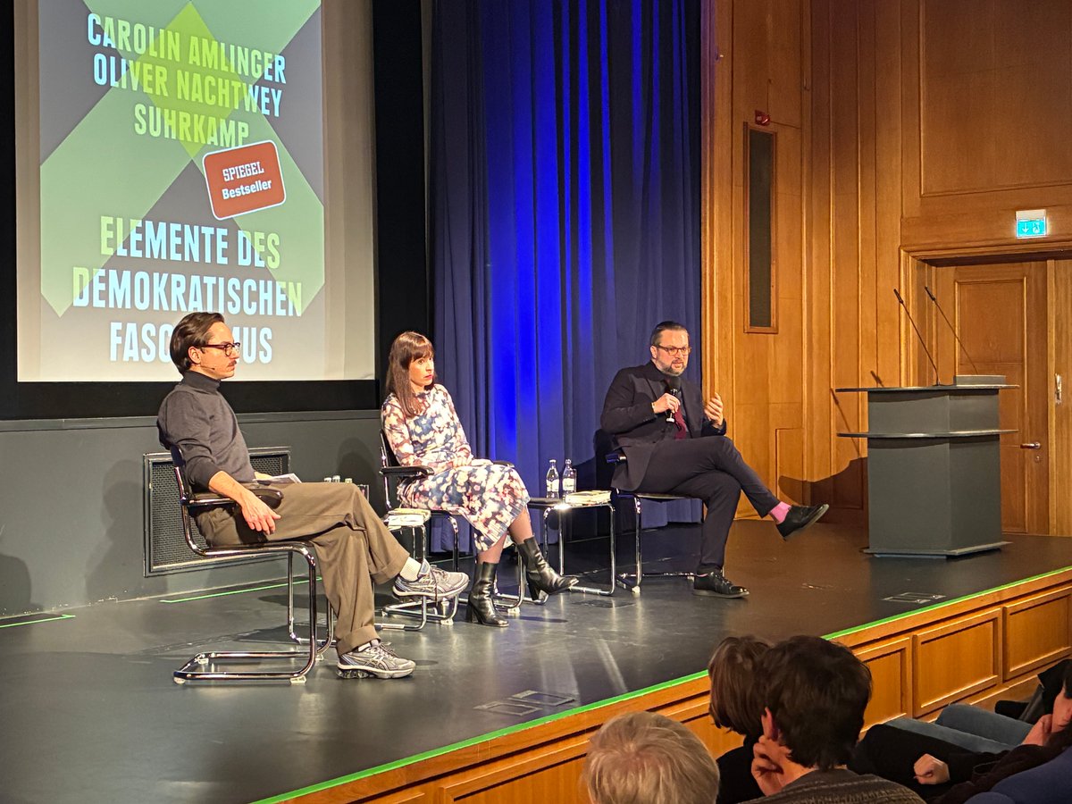 Was für ein toller Abend! ✨ Podiumsgespräch zur Buchpremiere von "Zerstörungslust" (<a href="/suhrkamp/">Suhrkamp Verlag</a>) mit Carolin Amlinger, Oliver Nachtwey &amp; <a href="/MatthiasUbl/">Matthias Ubl</a> — vor einem vollen #Kleistsaal! 👏
Dabei schön zu sehen: Die ‘Lust an der Debatte’.
Vielen Dank an Podium &amp; Publikum! 💚