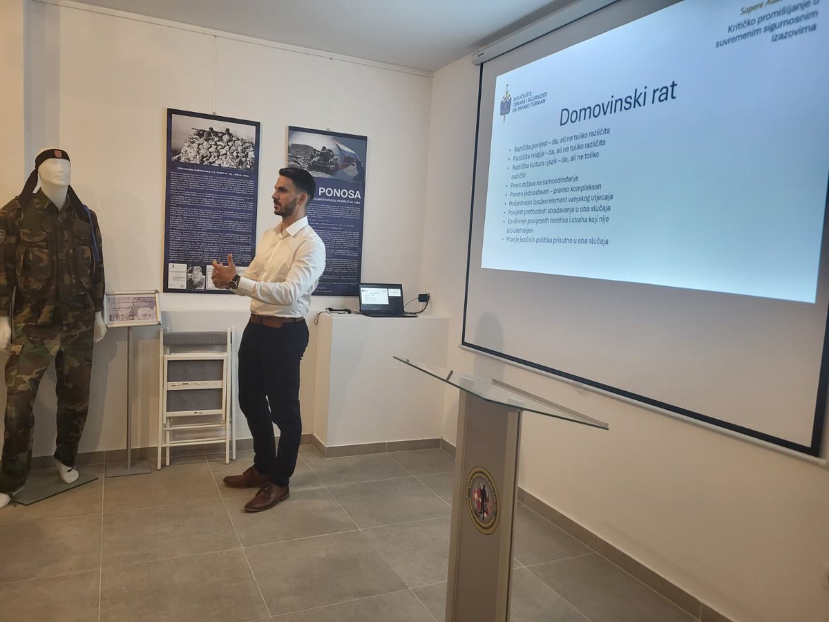 Gimnazijalci IV. gimnazije Marka Marulića sudjelovali su u edukativnoj radionici u Muzeju Domovinskog rata u Splitu. 
Predavanje dr. sc. Ivana Burazina obuhvatilo teme Domovinskog rata i aktualnih sukoba, a maturanti su kroz konstruktivne rasprave formirali vlastita mišljenja. 📚