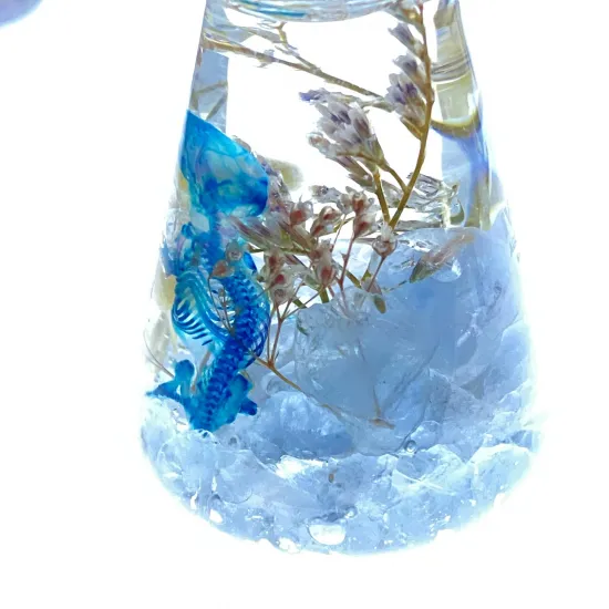 CHIROPTeRE_osk's tweet photo. 通販掲載作品のご紹介

Crystallum様@YTL_specimen 
【フラスコアクアリウム（30 mL）】
 ハツカネズミ × セレスタイト

澄んだセレスタイトの上に佇む、小さなハツカネズミ。
フラスコの中に閉じこめた、小さな空と夢のアクアリウムです。 https://t.co/SFdfIcxUy2