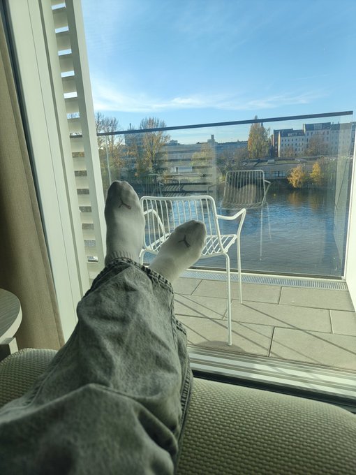 Tallgirlwithfeets - Morning https://t.co/WarbocpiK6