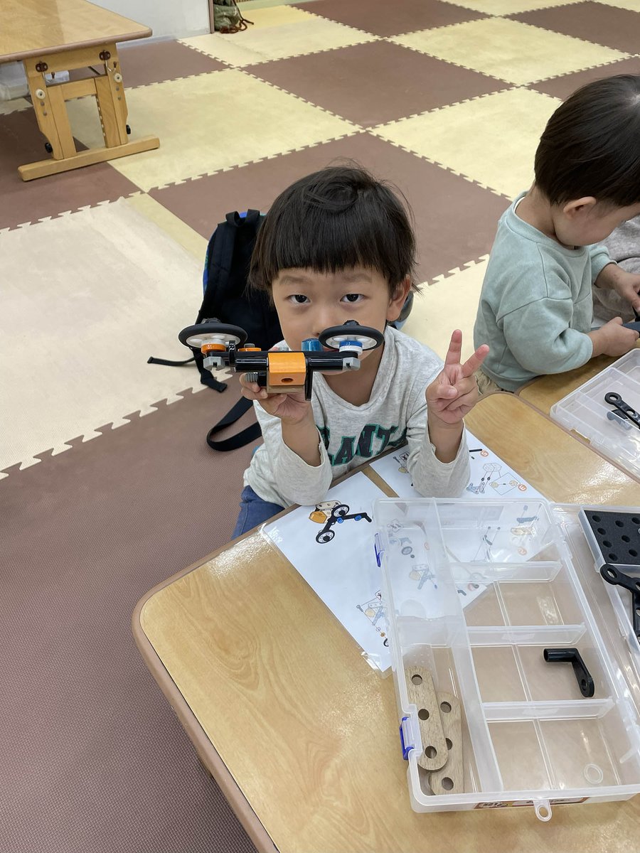 11月6日(木)、向山町にある豊橋市交通児童館にて「出張!まち空間in交通児童館」を開催しました。ここにこで人気の「体験セット」が休館中も楽しめる、ファンには嬉しいイベントです。
今回は、人気の「BRIO」と「フェルトで作るクレープセット」で遊んでもらいました♪