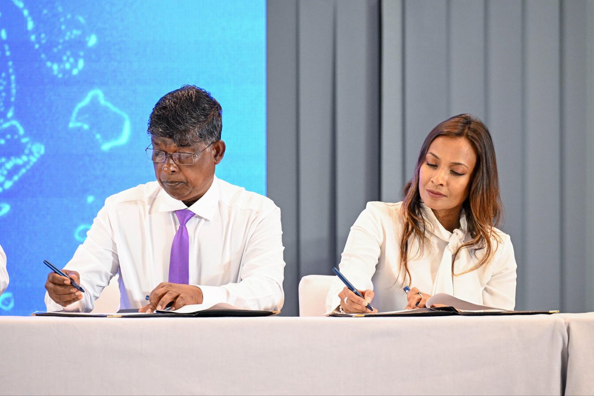 MoHmv's tweet image. Ministry of Health has signed 31 health facility projects worth MVR 359.2 million. @MoFmv 
#PSIP