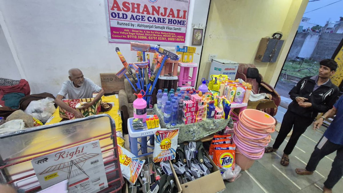 enoahisolution's tweet image. Spreading smiles beyond work 🌼

As part of eNoah’s Employee Birthday Celebration (EBC), our team visited #Ashanjali Old Age Home, sharing time, care &amp;amp; joy with its residents.
Celebrating employees while giving back

#eNoah #EBC #CSR #GivingBack #CommunityCare #SocialImpact