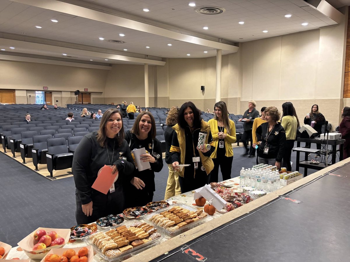 SAESTitans's tweet image. Shoutout to our amazing PTO for hosting a staff breakfast during our faculty meeting today! 🥐🍎🍊

They also raffled off tickets for The Teacher’s Lounge Comedy Show! Congratulations to Mrs. Kline and Mrs. Yarkosky for being the lucky winners 🎉