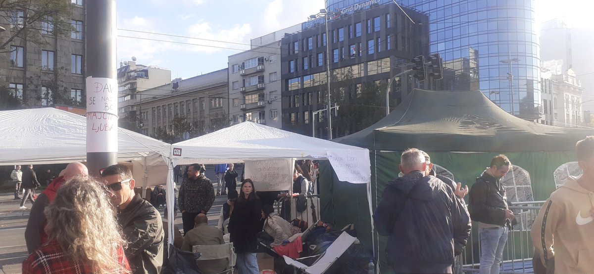 Ovo besomučno puštanje muzike užasnom bukom po ceo dan ženi koja je u štrajku gladju je oblik sadističke torture kakvu su vršili polit.zatvorenicima u čileu i argentini. 
Torturu  zabranjuju medjun konvencije koje je potpisala Srbija.
Ovo je tortura kao i zvučni top.
Prekinite!