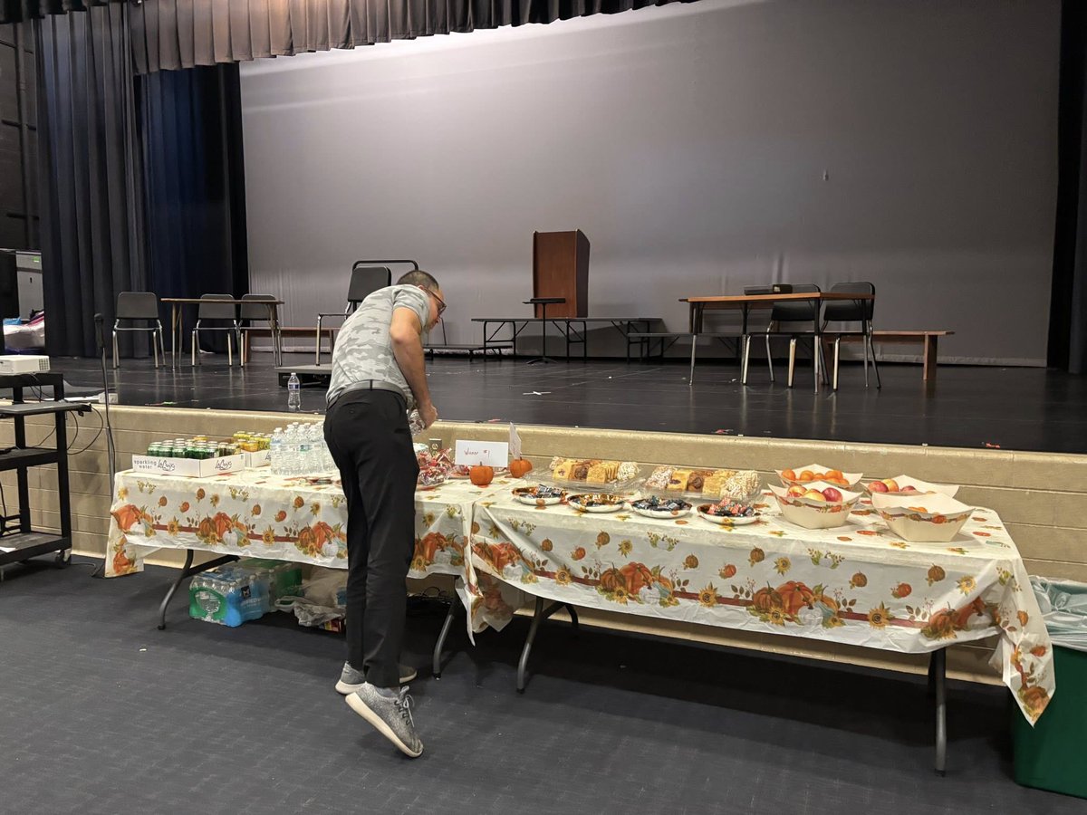 SAESTitans's tweet image. Shoutout to our amazing PTO for hosting a staff breakfast during our faculty meeting today! 🥐🍎🍊

They also raffled off tickets for The Teacher’s Lounge Comedy Show! Congratulations to Mrs. Kline and Mrs. Yarkosky for being the lucky winners 🎉