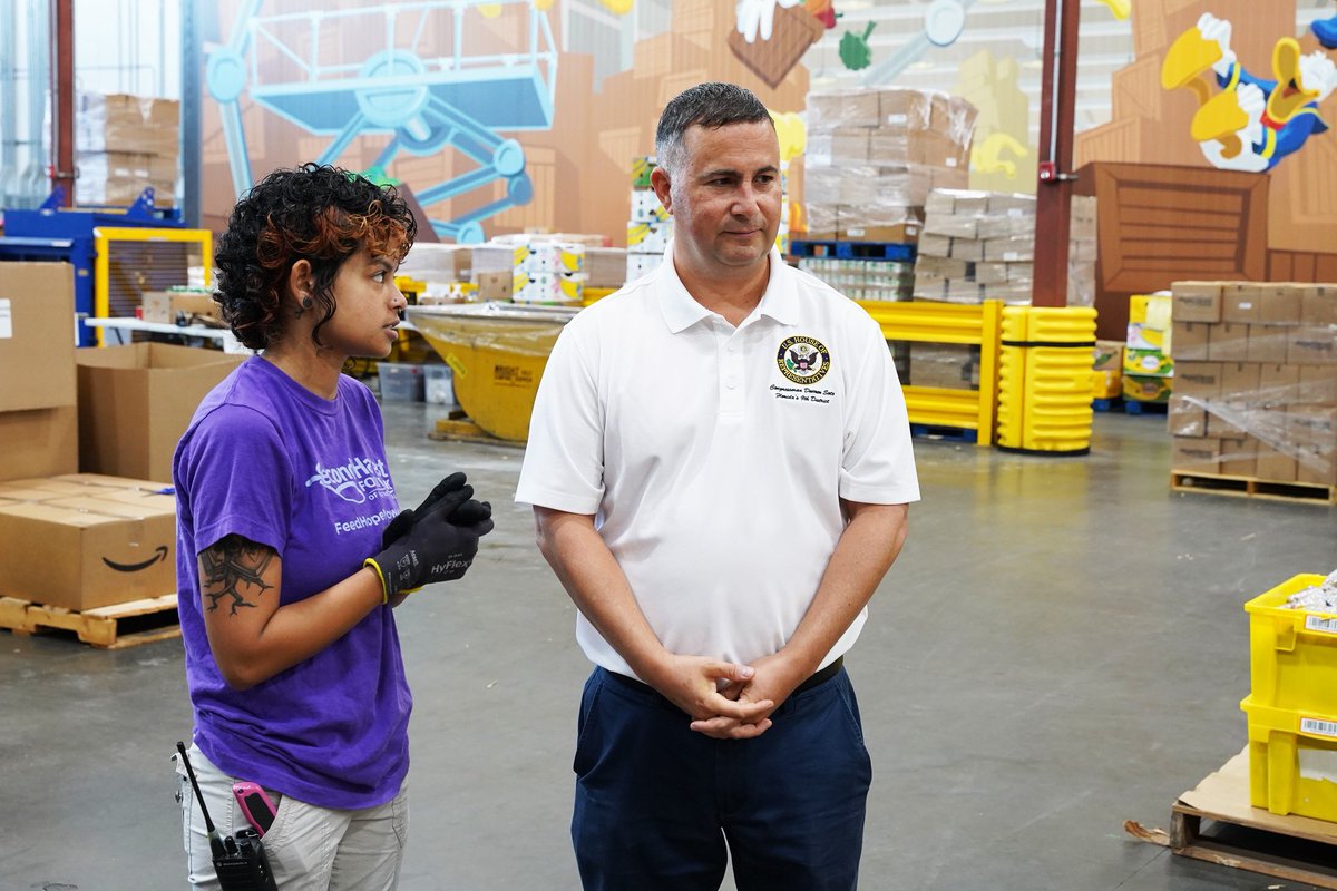 RepDarrenSoto's tweet photo. Itβs time to #SaveObamacare, release SNAP benefits, and reopen the government!
We visited @feedhopenow to discuss the harmful impacts SNAP cuts are having on Central Florida families and the charitable organizations helping to fill the void. https://t.co/xCpjRcWIbd