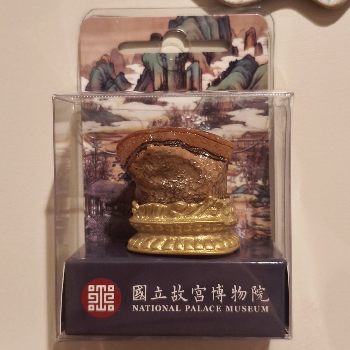 BOA_QAN's tweet photo. 台湾の国立故宮博物院で有名な展示といったら【角煮】❗️
皮の質感とか、色とかがもう角煮にしか見えない一品❗️❗️

ミニチュア角煮マグネットも売ってるし、ポムポムプリンのかわいい角煮ポストカードもあるから絶対に地下のミュージアムショップに行こう❗️🏃‍➡️ https://t.co/ZprvJRfQgt
