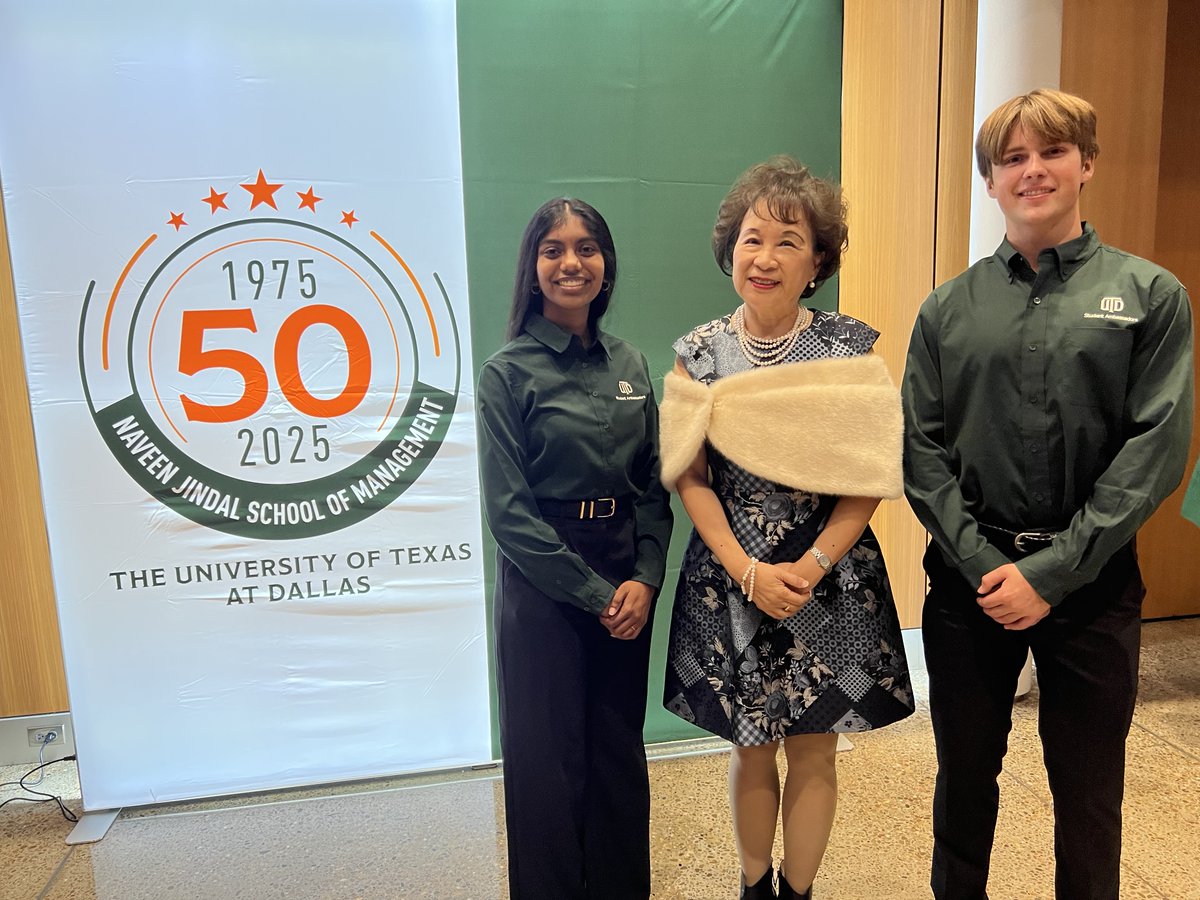 AngieChenButton's tweet image. Last night, we celebrated the @UT_Dallas Jindal School of Management&apos;s 50 years of excellence! It was a great night that inluded a visit with a UTD McDermott scholar who I first met on his visit to the State Capitol and a chance to catch up with one of my own former professors.