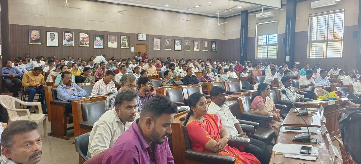 ಮಂಡ್ಯ ಜಿ.ಪಂ.ನ ಕಾವೇರಿ ಸಭಾಂಗಣದಲ್ಲಿ ಇಂದು ಸನ್ಮಾನ್ಯ ಶ್ರೀ ಎಚ್.ಡಿ.ಕುಮಾರಸ್ವಾಮಿರವರು 
ಮಾನ್ಯ ಕೇಂದ್ರ ಉಕ್ಕು ಮತ್ತು ಭಾರೀ ಕೈಗಾರಿಕಾ ಸಚಿವರು ಹಾಗೂ ಸಂಸದರು ಮಂಡ್ಯ ಲೋಕಸಭಾ ಕ್ಷೇತ್ರರವರ ಅಧ್ಯಕ್ಷತೆಯಲ್ಲಿ ಕೇಂದ್ರ ವಲಯ/ಕೇಂದ್ರ ಪುರಸ್ಕೃತ ಕಾರ್ಯಕ್ರಮಗಳ ಪ್ರಗತಿ ಪರಿಶೀಲನಾ (ದಿಶಾ) ಸಭೆಯನ್ನು ಆಯೋಜಿಸಲಾಗಿತ್ತು. 
#Disha