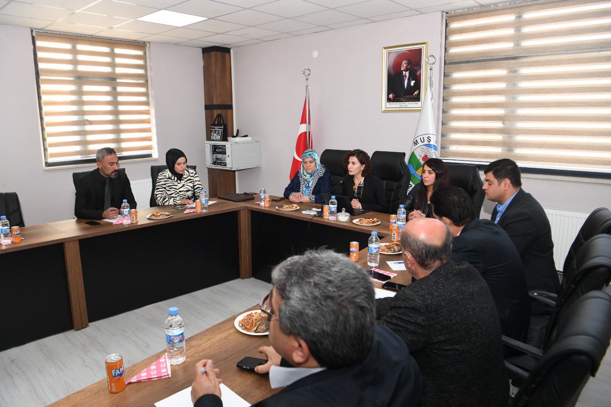 Milletvekilimiz, bütçe görüşmeleri öncesinde kentimizdeki sivil toplum örgütleri ve Muş Belediyesi yönetimiyle bir araya gelerek 2026 yılı bütçesinin TBMM’de görüşülmesi sürecinde Muş’un dinamikleri olarak nasıl bir perspektif sunulabileceği üzerine değerlendirmelerde bulundu.