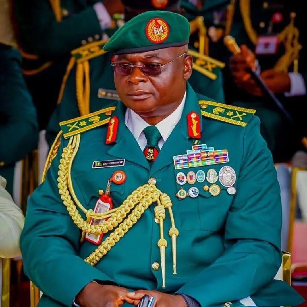 WISEWISDOM_2022's tweet image. MEET THE THREE LT. GENERALS IN THE NIGERIAN ARMY 

LT GENERAL EAP UNDIANDEYE - CHIEF OF DEFENCE INTELLIGENCE (39RC)

LT GENERAL AB IBRAHIM - IMMEDIATE PAST CHIEF OF  POLICY AND PLANS (ARMY) (39RC)

LT GENERAL W SHIABU - CHIEF OF ARMY STAFF (41RC)