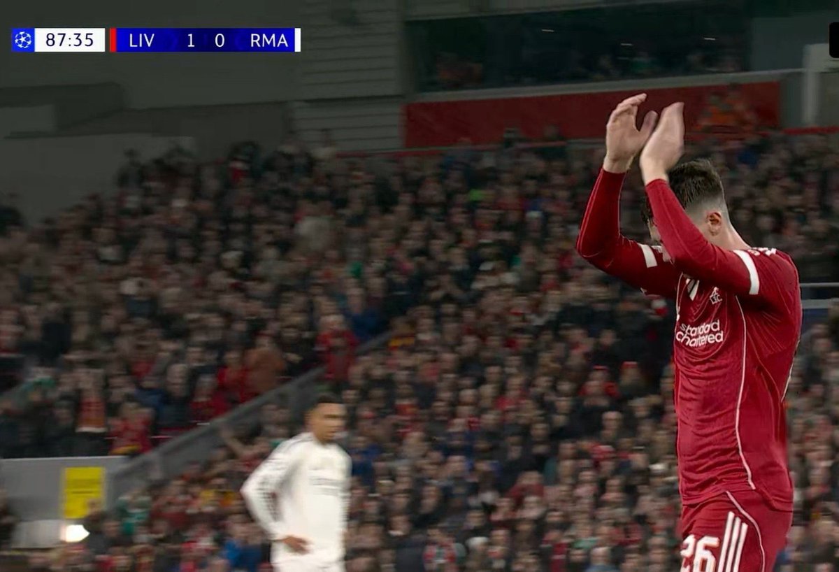 SamueILFC's tweet image. Trent watching Andy Robertson leaving the pitch in a standing ovation as a legend.