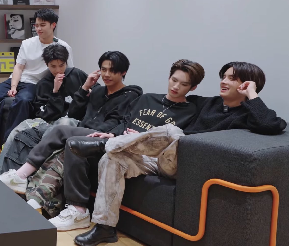 ตัวซบพี่ ขาพาดน้อง ตอนแรกก็งงว่านางนั่งยังไงวะ แต่พอเห็นข้างๆ เป็นวสุเท่านั้นแหละ เข้าใจแย้ว55555555