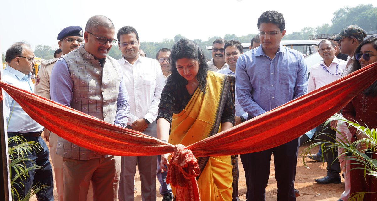 CTOdisha's tweet image. From roads to rivers — safety begins with awareness.

 Principal Secretary Smt @ushapadhee1996, inaugurated the #ComeHomeSafe stall at #Baliyatra, inspiring visitors to drive safe, stay alert &amp;amp; value life.

@CMO_Odisha @IPR_Odisha @CMCCuttack