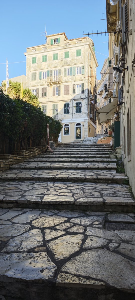 Αυτά τα σκαλιά τα έφτιαξε πριν πολλά χρόνια ο μπαμπάς μου. Ήταν πολιτικός μηχανικός.