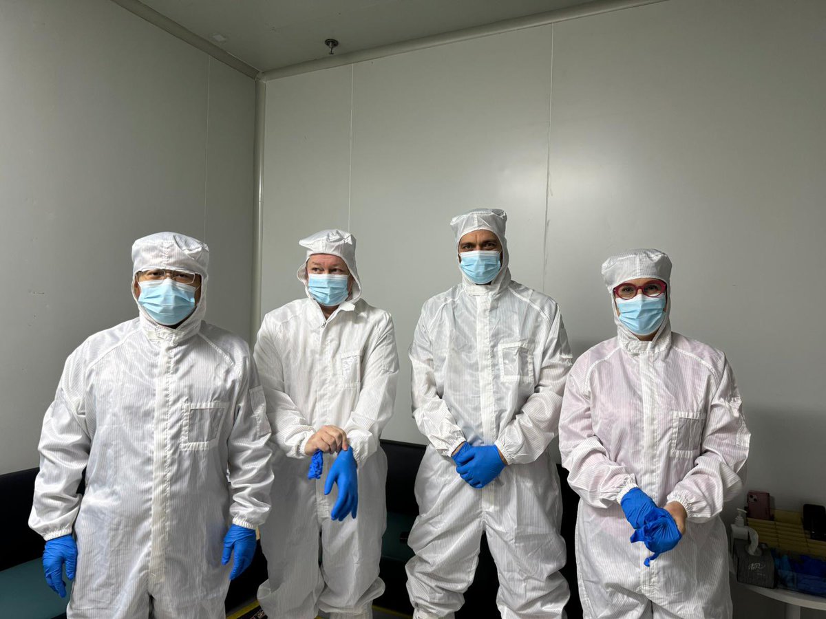 Tyylikkäänä vierailulla akkutehtaalla Kiinassa!