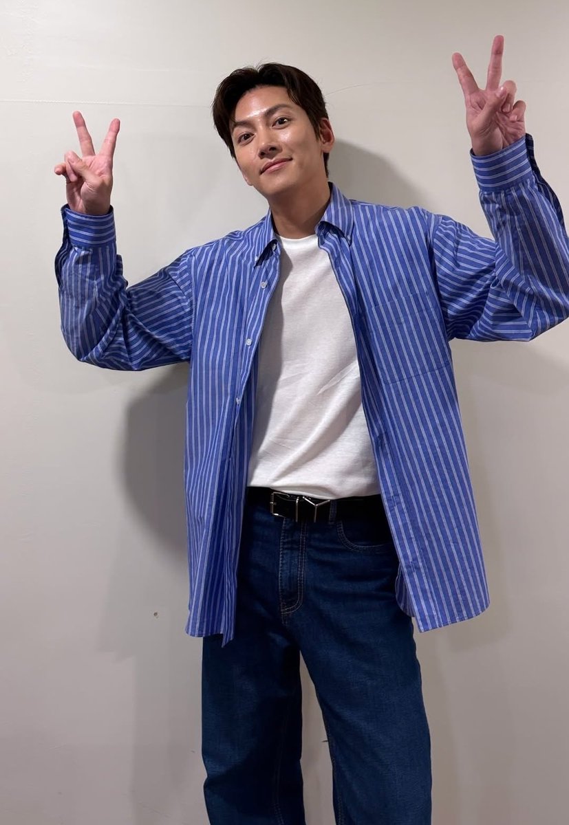 지창욱 사복 바리바리 직접 챙겨온거 왜캐 귀엽냐 나만 귀엽냐ㅜㅜㅜㅜㅜㅜㅜ 내일 뭐입을지 개궁그매..💕