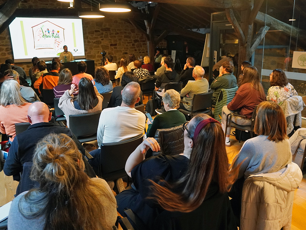 ‼️Bederatzi ikerlan aurkeztu dira Mintzola mintegian: labur.eus/sk4ag4bu
Parte-hartzaileak: Mikel Perez, Oihana  Lujanbio, Fernando Oiartzun, Alex Artzelus, Odei Guirado, Ines Azkarate, Libe Miner, Garazi Irastorza eta Irati Urreta (Igor Yuguerosek ezin izan du parte hartu).