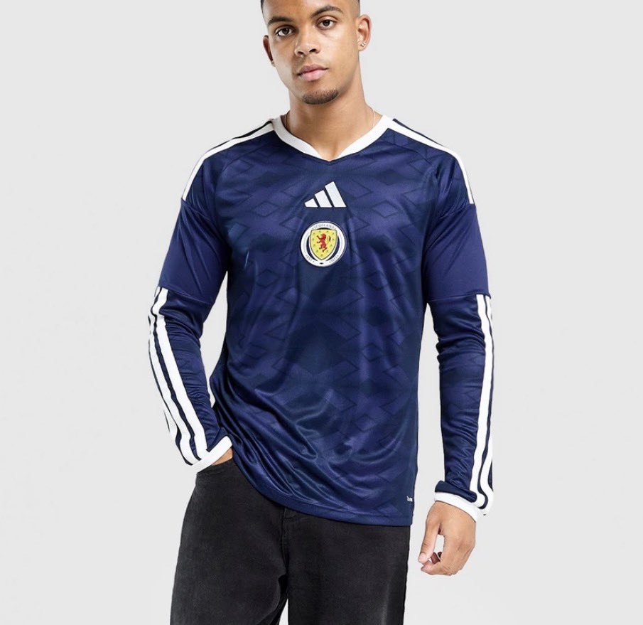🏴󠁧󠁢󠁳󠁣󠁴󠁿 JD Sports now have the long sleeve version available. This seems to only be available as replica, whereas short sleeve available in replica or authentic.