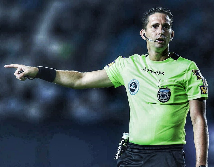 ⚠️👤 FACUNDO #TELLO SERÁ QUIEN IMPARTA JUSTICIA MAÑANA EN EL PARTIDO ENTRE #SANLORENZO Y #ROSARIOCENTRAL

⚽️ Dirigió 22 VECES a #CASLA: 
✅ 7 VICTORIAS 
🟰 7 EMPATES
❌ 8 DERROTAS

👉 Nicolás #Lamolina estará en el VAR.

📊 <a href="/EstadisticasSL/">Estadísticas CASLA</a>