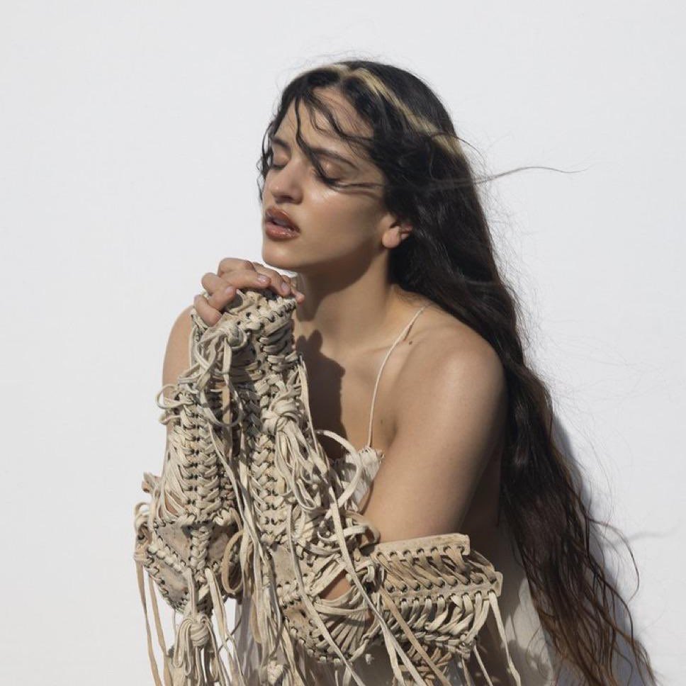 ROSALÍA habla con Billboard sobre los sacrificios que tiene que hacer por su carrera:

“La cantidad de momentos que te pierdes con tu familia, con tus seres queridos. Mi abuelo falleció cuando yo estaba en los Latin Grammys en 2019, y estaba a punto de actuar cuando me enteré. Ni