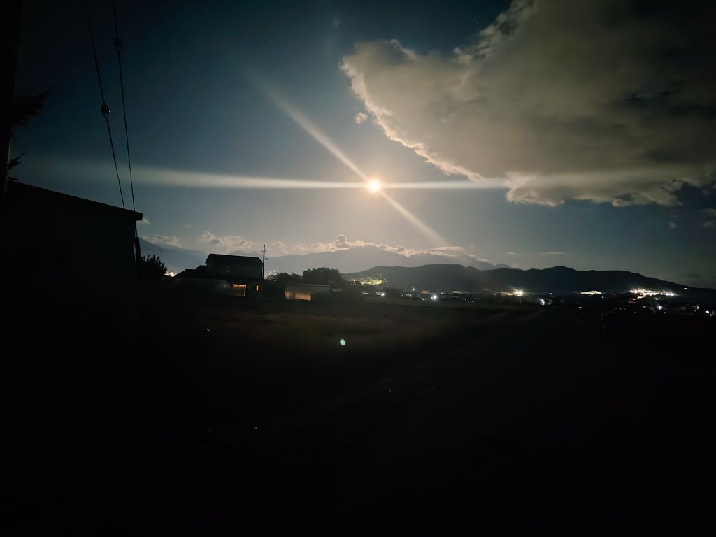 w2_k_h's tweet image. お月さん撮影したら線が入ってしまう…なんで？ってChatGPTに聞いたらスマホレンズ汚れてると言われた…ありがとうレンズ拭くね…
ホントはもっとお月さんきれいだったよー