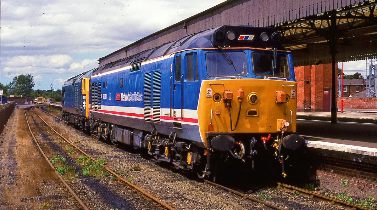 D400 and 50033 sit in the bay platform at Salisbury 1992. 🟥🟦⬜
Photo © Darren Ford