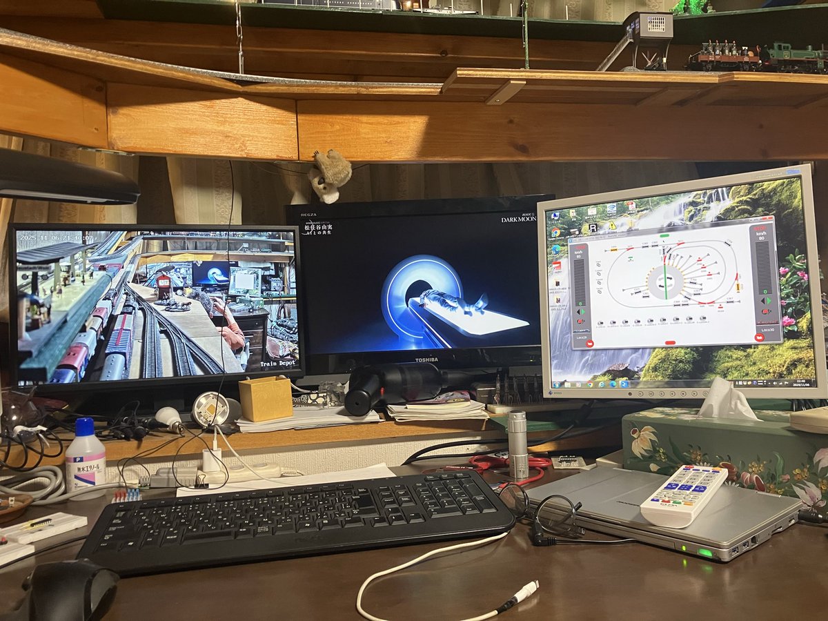 Vocal_1997's tweet image. 監視カメラ用にモニター（左端）を用意しました。真ん中はテレビ、右端はパソコンの画面でVNCでCS3の画面を見ることができコントロールできます。
#鉄道模型
#メルクリン
#CS3
#監視カメラ