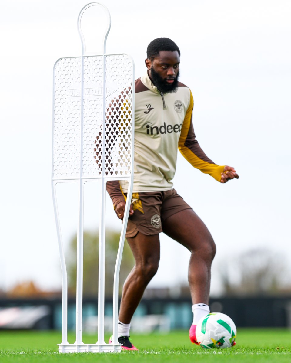 😍 What a brilliant sight!

Josh Dasilva back on the grass ❤️