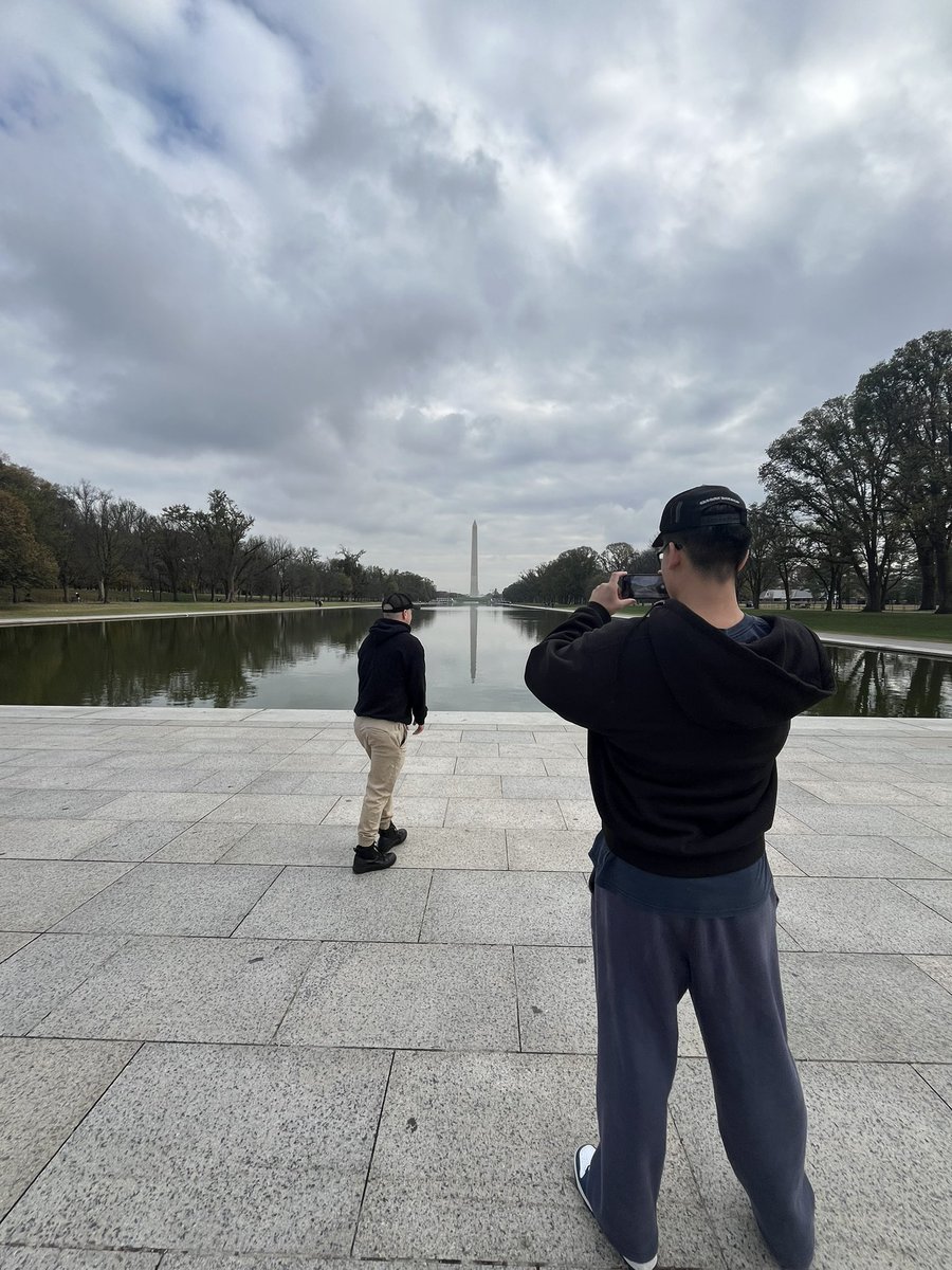 JasonHTrading's tweet photo. Me taking a photo of the monument while my friend takes a photo of me taking a photo of the monument https://t.co/fqfAr6acwA